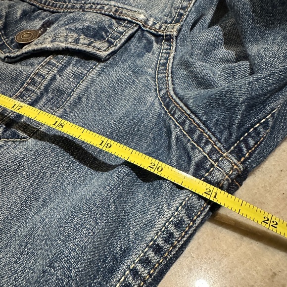 SOLD **Perfectly Distressed Levi’s Jean Jacket** Around M/L can see the size - Picture 9 of 13